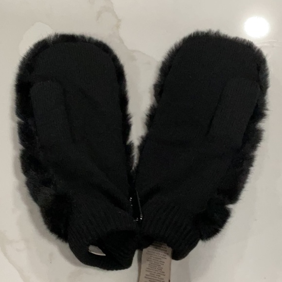 ❄️ UGG Faux Fur Mittens – NWT - Luxuriously Cozy & Stylish – OS/Black 🖤 - Picture 7 of 9